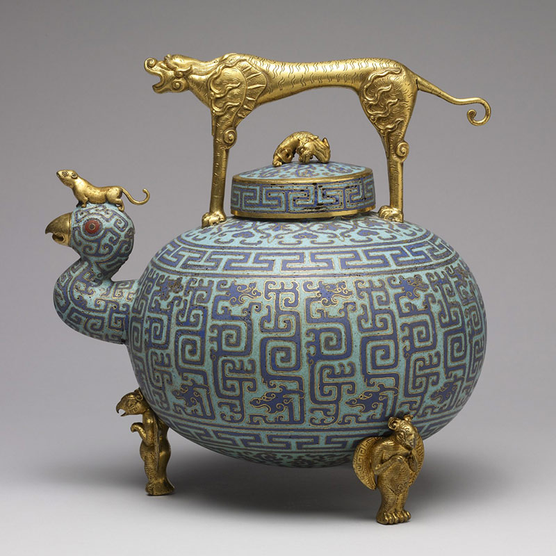 Vasija decorativa de cloisonné sobre una vasija de bronce, imitando el estilo artístico de la dinastía Zhou. Pieza de 1751. Foto: Walters Art Museum. Dominio público. Wikimedia para «Cloisonné_of_China».