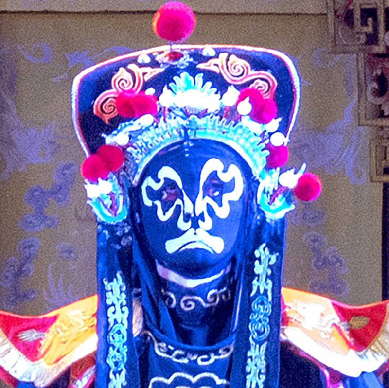 Máscaras en una representación en Chengdu. Foto: Wikimedia commons, dominio público para «sichuan opera masks».