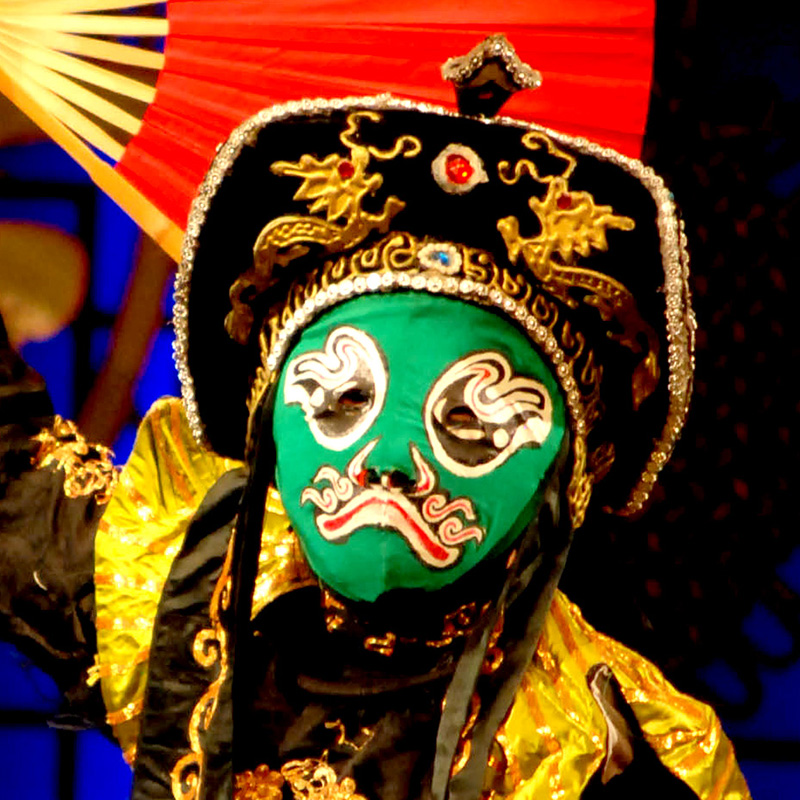 Máscaras en una representación en Chengdu. Foto: Wikimedia commons, dominio público para «sichuan opera masks».