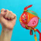 Una bola de Xiuqiu es el símbolo de amor de la etnia Zhuang. Tiene el tamaño de un puño y está lleno de semillas. Fotomontaje: Javier Pérez.