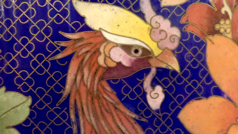 Detalle de Cloisonné de un jarrón moderno. El cloisonné chino perfeccionó esta técnica, nacida en el Mediterráneo, durante la dinastia Ming. Foto: Gaius Cornelius. CC BY-SA 3.0. Wikimedia para «Cloisonné_of_China».