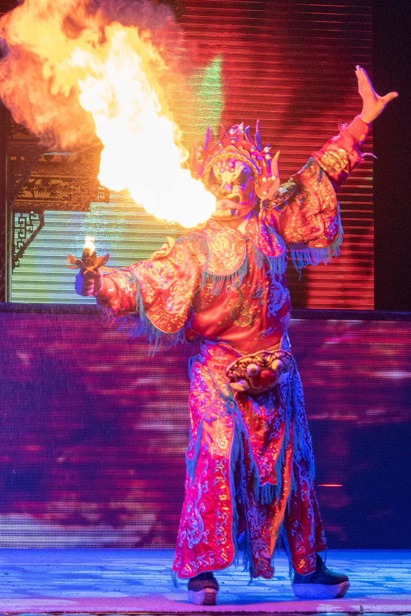 Escupir fuego es uno de los rasgos de la Ópera de Sichuan. Una representación en Chengdu. Foto: Wikimedia commons, dominio público para «sichuan opera masks».