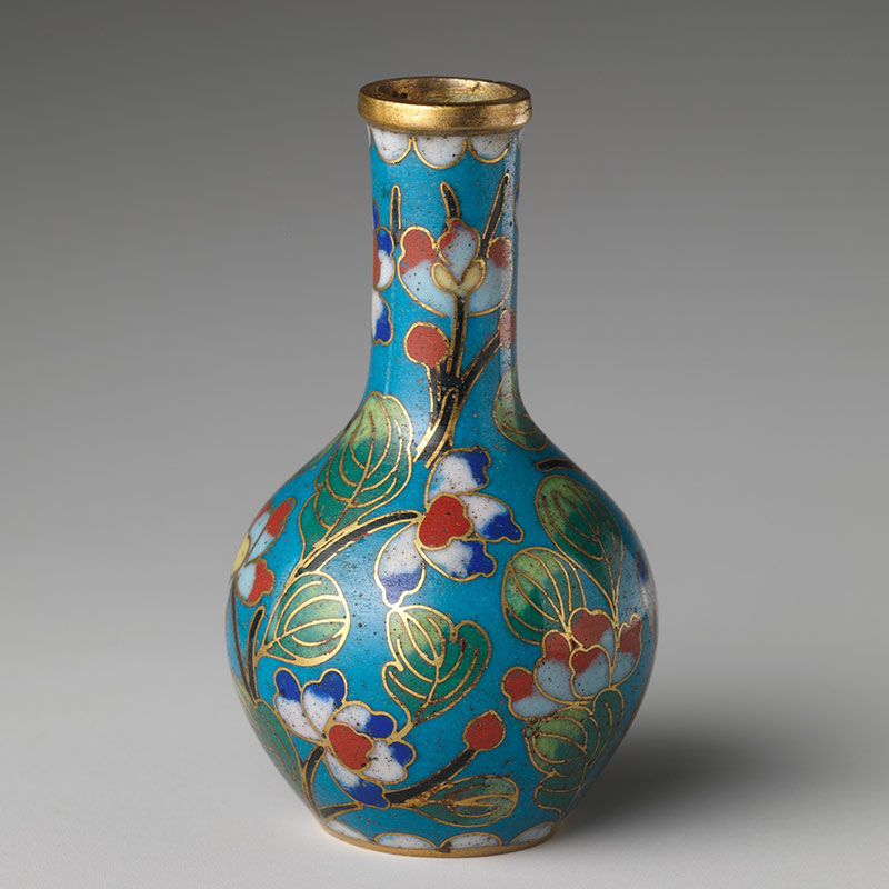 Vasijas de muestra de cloisonné chino. El cliosonné es una técnica que consiste en rellenar con esmalte de colores dentro de compartimentos formados por alambres de cobre o bronce. Las cuatro fotos muestran el proceso de esmaltad. La vasija de metal recibe los moldes de cobre que después son rellenados con el esmalte. Foto: MET Museum. Dominio público.