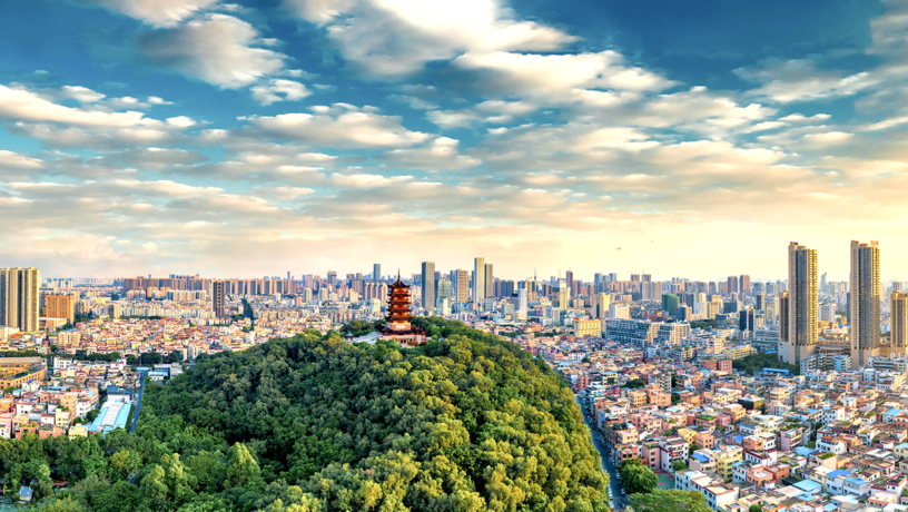 Foshan en Guandong: parque Leigang en primer plano. Detrás, los edificios de Foshan. Foto: Weiming - stock.adobe.com