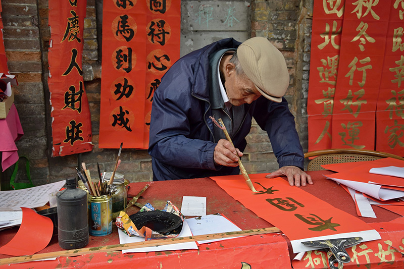 Un anciano caligrafía chunlian para vender en un mercado de Foshan. Foto: 123RF.