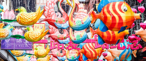 Calles cubiertas de faroles en ell Festival de las Linternas de Shanghai. Foto: 123RF.