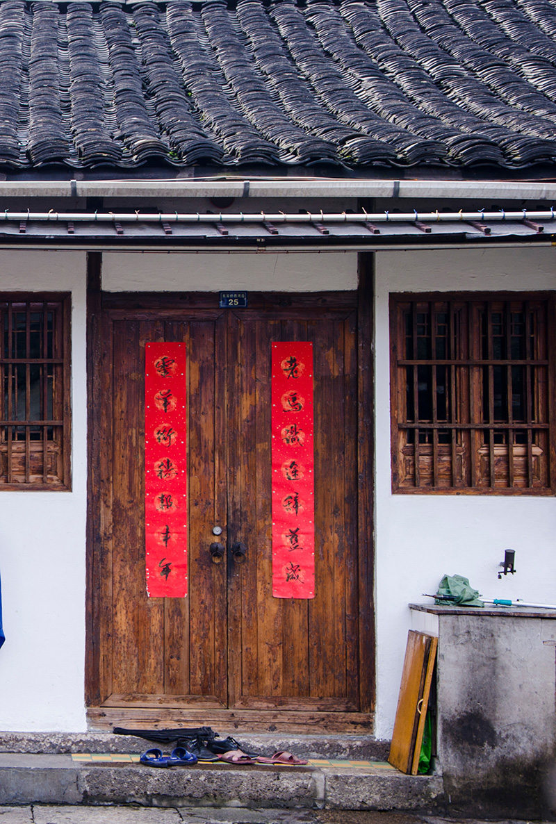 Tradiciones del año nuevo chino: pareados chinluan en las puertas de las casas. Foto: 123RF.