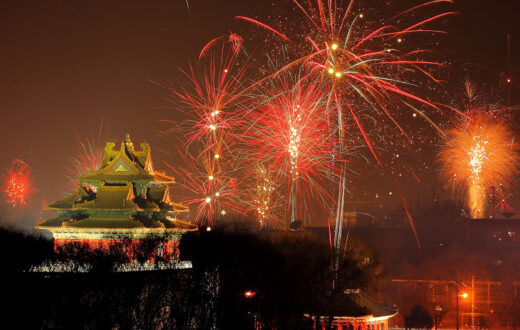 Tradiciones del Año Nuevo chino: fuegos artificiales en Beijing, con la ciudad prohibida en primer plano. Foto: 123RF.