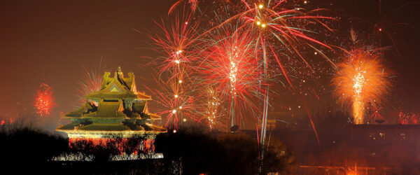 Tradiciones del Año Nuevo chino: fuegos artificiales en Beijing, con la ciudad prohibida en primer plano. Foto: 123RF.