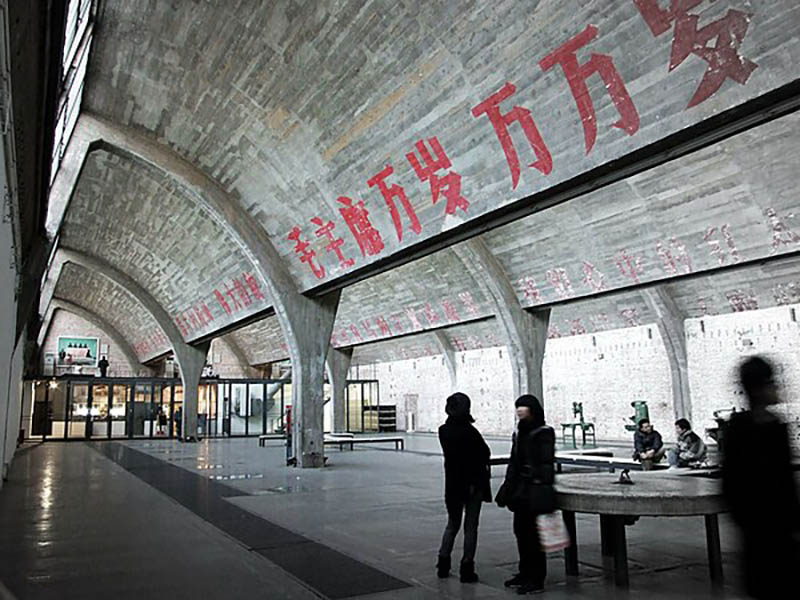 Consignas maoistas en los techos de una sala de exposiciones en el distrito 798. Foto: Wikimedia commons, dominio público para «798 district».