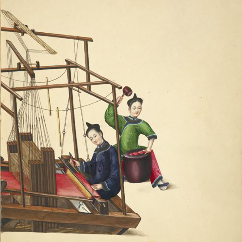 Una mujer en un telar tejiendo tela de seda mientras otra mujer golpea madejas de hilo de seda con un mazo. Acuarela de 1800. Architecture Collection, New York Public Library Archives, Dominio Público.