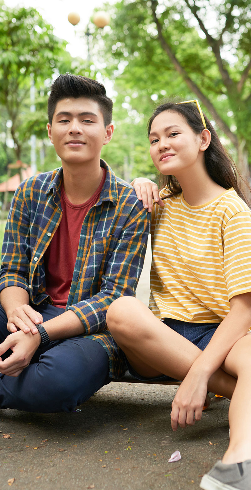 Una pareja de jóvenes chinos solteros que celebrará el Festival del Doble 11 comprando con descuentos. Foto: 123RF.