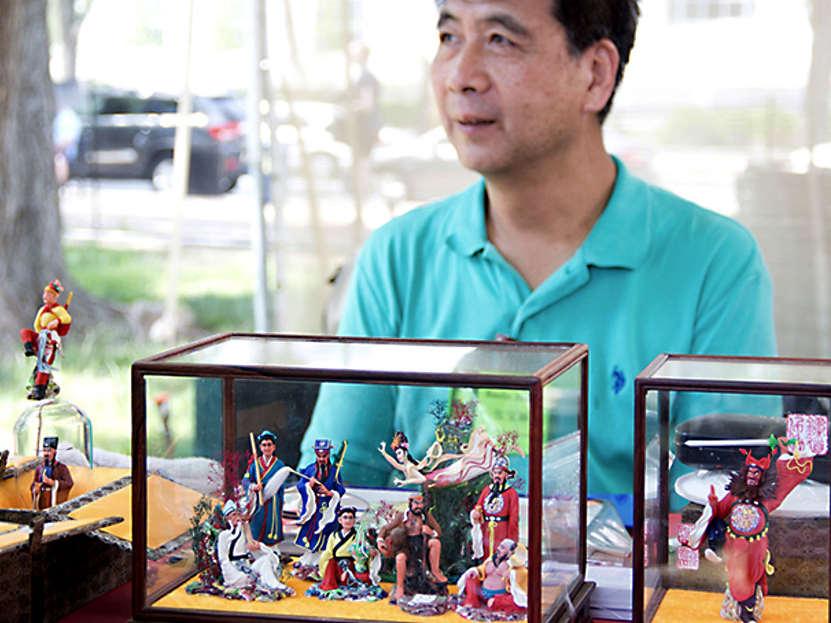 El artista Baolin de Beijing frente a una exposición de sus figuras de masa. La foto superior muestra detalles de su técnica de modelado. Capturas de pantalla del vídeo del Smithsonian National Museum of Asian Art.