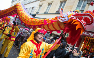 Celebración del año nuevo chino en una calle del barrio latino de París. Foto: 123RF.