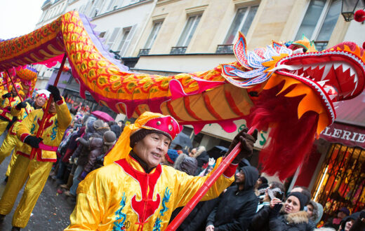 Celebración del año nuevo chino en una calle del barrio latino de París. Foto: 123RF.