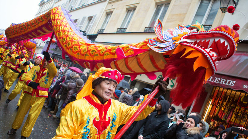 Celebración del año nuevo chino en una calle del barrio latino de París. Foto: 123RF.