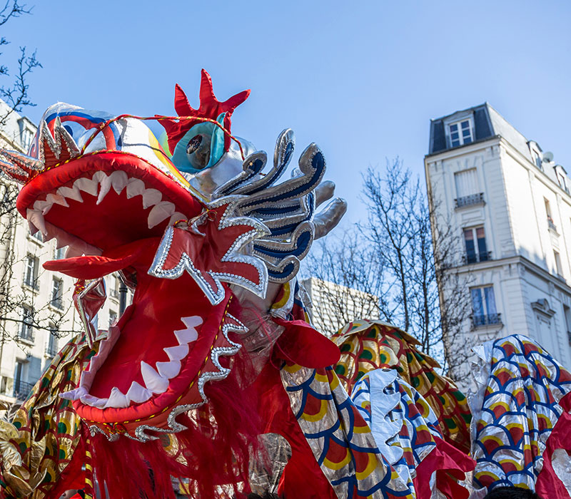 La cabalgata de Año Nuevo pasa delante de una casa estilo Haussmann de París. Foto: 123RF.