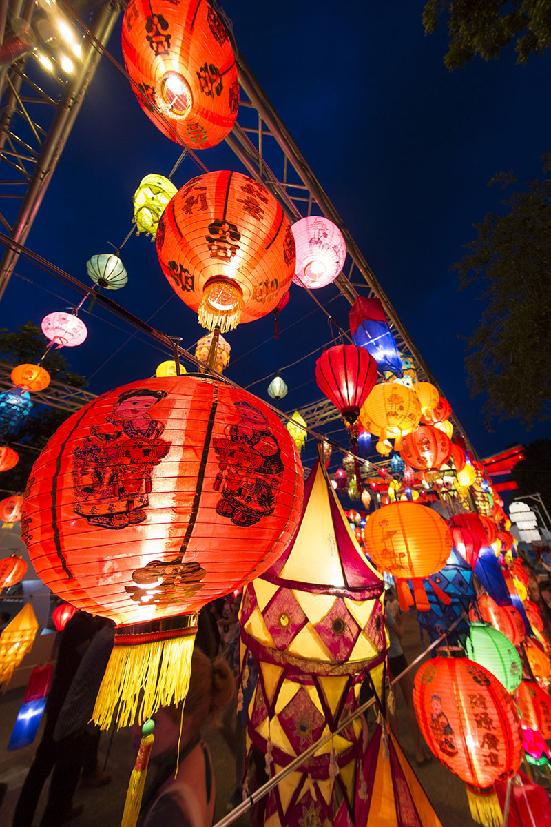 Faroles de fantasía y de fiesta durante el Festival de los farolillos. Foto: 123RF.