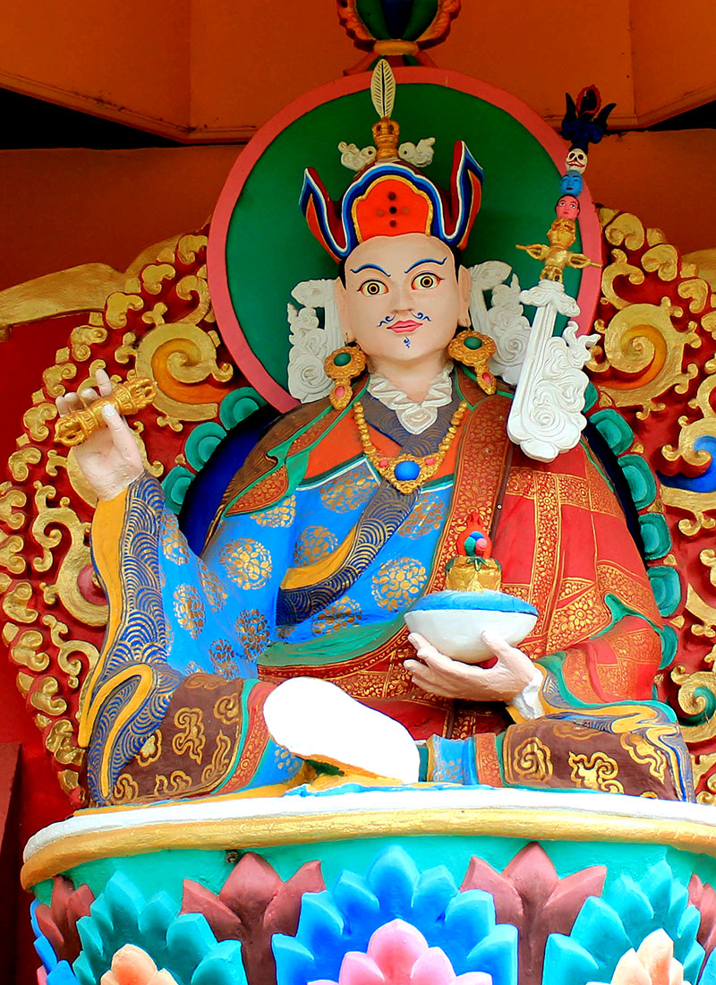 Estatua de Padmasambhava, también conocido como Gurú Rimpoche. Padmasambhava fue el portador del budismo a Tíbet y fundador de la escuela tibetana de budismo Nyingma. En muchas regiones de Tíbet, durante su año nuevo se recitan mantras y se colocan banderas de oración en su honor.La foto fue tomada por Davi Sanchez. Wikimedia commons, dominio público para «Losar». Fuente: Wikpedia para «Padmasambhava». - Ano Novo Tibetano, CC BY 2.0