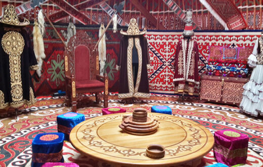 Interior de una tienda Kazaja. Foto: By Hou Shuang, Wikimedia commons, dominio público para «Kazakh yurts».