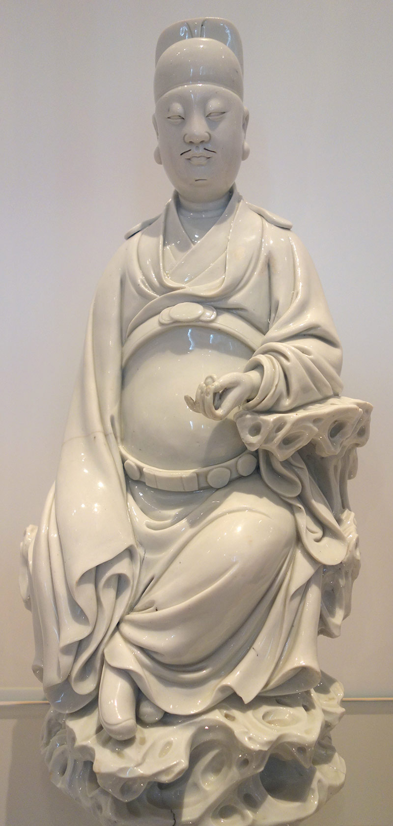 Caishen, Dios de la Riqueza, modelado en porcelana de Dehua durante la dinastía Ming (1600-1644). Foto: Daderot, CCO, dominio público. Royal Ontario Museum.