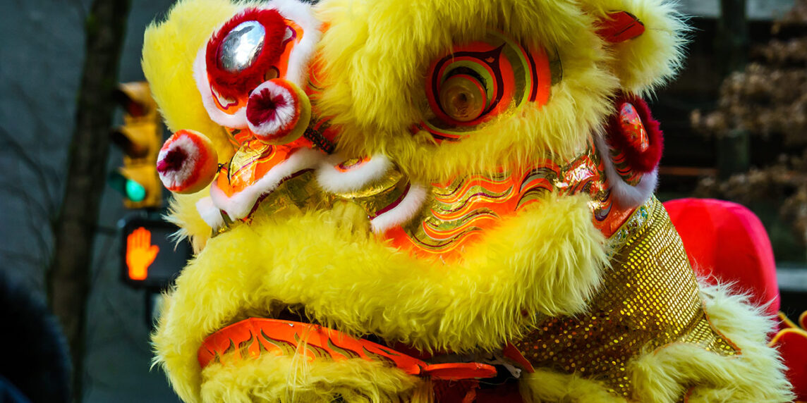 La bestia mítica Nian, cuyo nombre es igual que «año» y al cual espantan el color rojo y los petardos. Foto: 123RF.