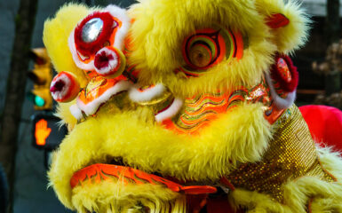 La bestia mítica Nian, cuyo nombre es igual que «año» y al cual espantan el color rojo y los petardos. Foto: 123RF.