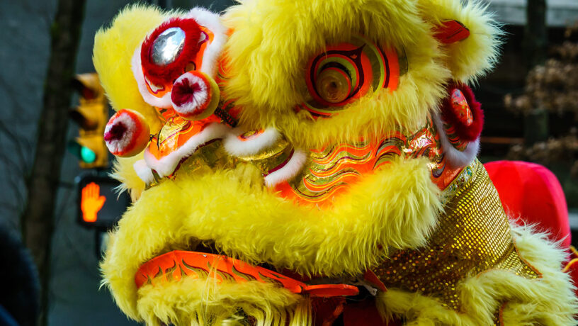 La bestia mítica Nian, cuyo nombre es igual que «año» y al cual espantan el color rojo y los petardos. Foto: 123RF.